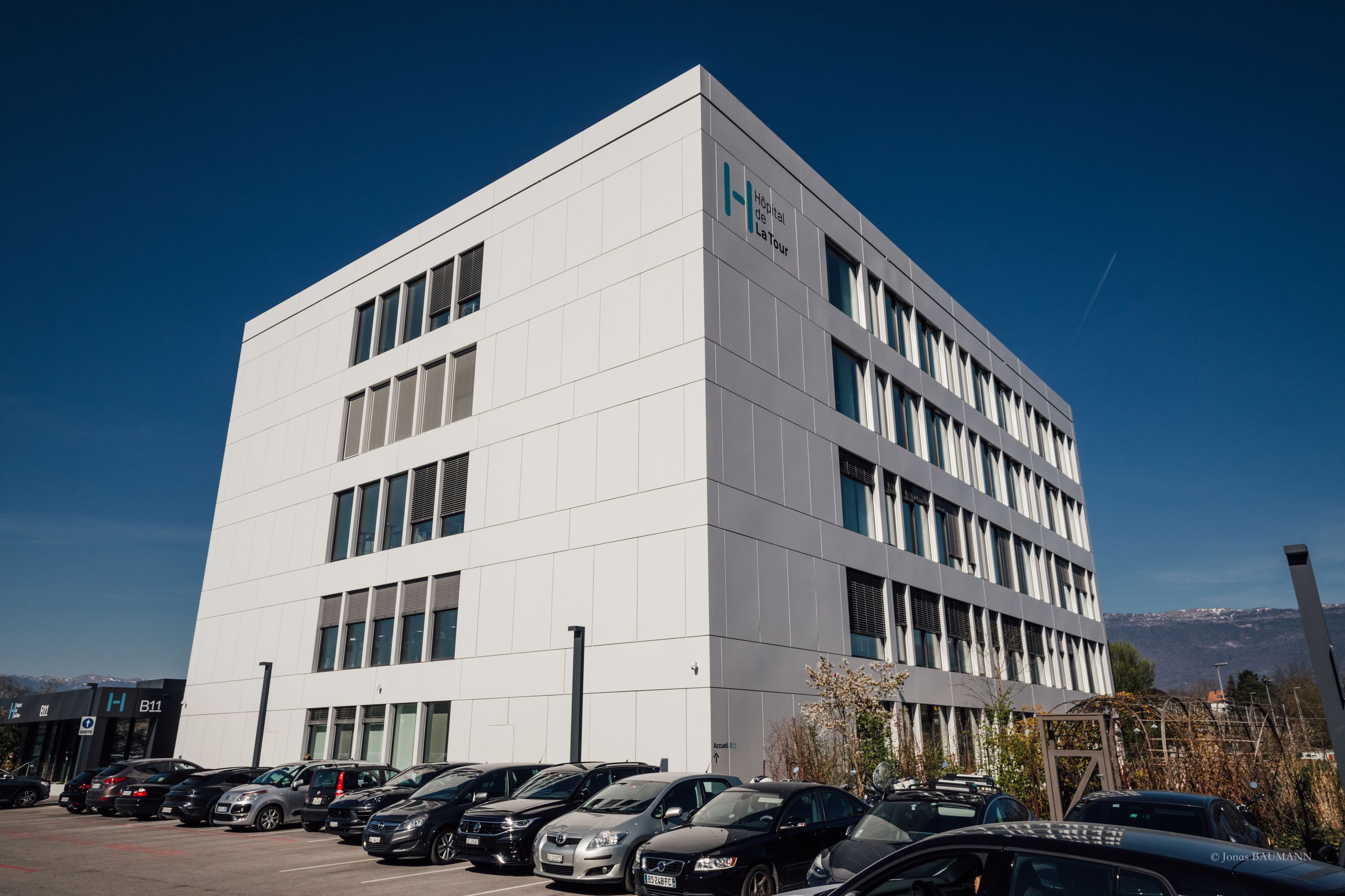 2 ausgestattete Gebäude